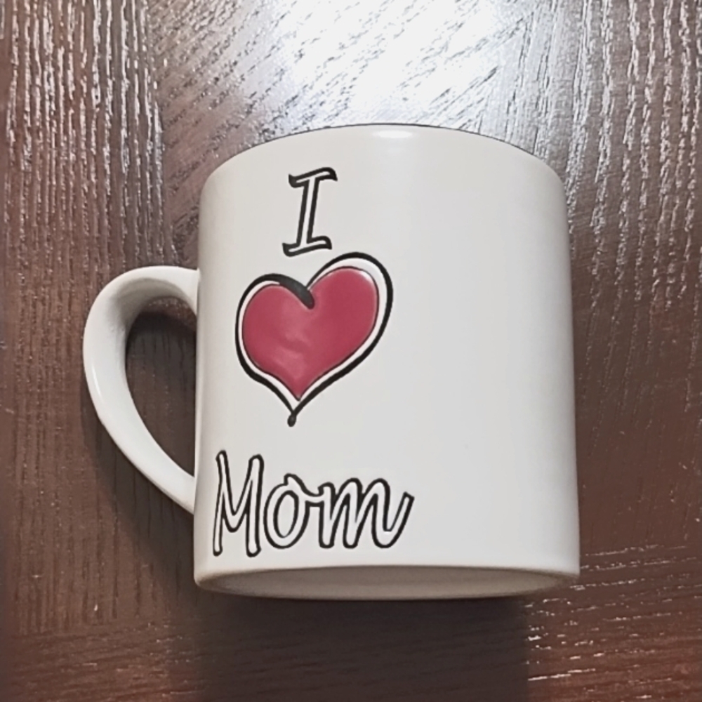 SPECTRUM DESIGNZ, COFFEE CUP I LOVE MOM.NEVER USE. IDEAL FOR VALENTINE'S DAY.